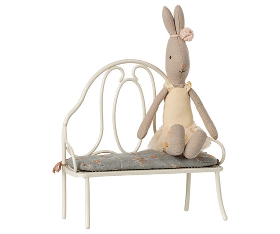 Banc vintage large blanc cassé Maileg - banc miniature en métal blanc avec coussin fleuri pour maison de poupée et souris Maileg