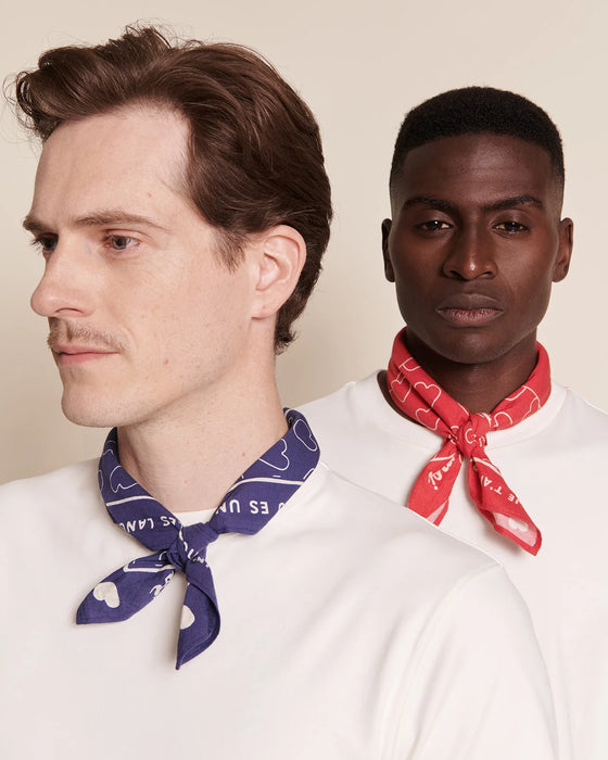 Bandana rouge "Émoi Émoi" en coton doux avec imprimé cœur et message d'amour – Émoi Émoi.