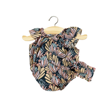  Barboteuse Clara fleurs d’eau avec headband pour poupées Gordis Minikane – tenue estivale élégante pour jeux d’imitation créatifs.