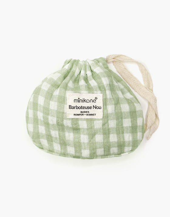 Barboteuse Noa en gaze de coton vichy vert avec béguin assorti pour poupées Babies Minikane – tenue estivale poupée