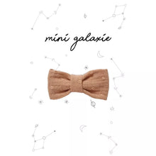  Barrette pour enfant avec grand nœud en tissu plumetis couleur caramel – accessoire cheveux doux, tendance et fabriqué main par Mini Galaxie.