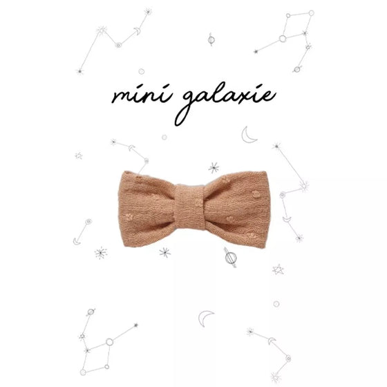 Barrette pour enfant avec grand nœud en tissu plumetis couleur caramel – accessoire cheveux doux, tendance et fabriqué main par Mini Galaxie.