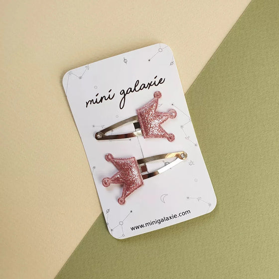 👑 Barrettes couronne rose pailletée - Accessoire cheveux Mini Galaxie ✨
Sublimez les coiffures de votre petite princesse avec ces barrettes cheveux couronne rose scintillantes ! Idéales pour un look féérique, ces barrettes paillettes enfant ajoutent une touche royale à chaque tenue. Parfaites pour un anniversaire, une fête ou le quotidien, elles sont à la fois élégantes et faciles à fixer.