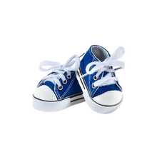  Baskets "Komvers" bleu roi pour poupée Gordis de Minikane, chaussures miniatures en toile avec lacets blancs et semelle en caoutchouc. Inspirées du style sneakers, elles sont idéales pour compléter la tenue d’un poupon. Accessoire tendance et réaliste pour les jeux d’imitation.