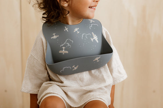 Bavoir bébé en silicone bleu nuit avec motif avion – modèle Aviateur Zakuw