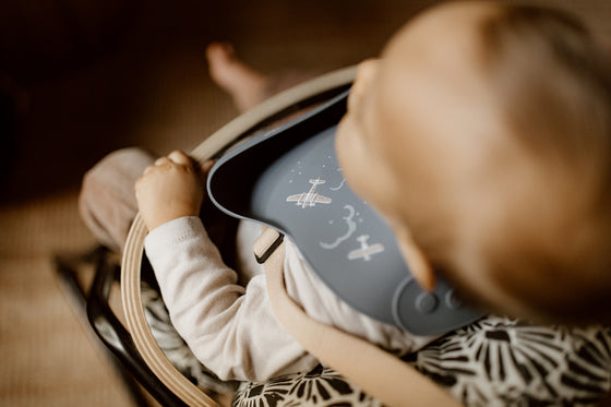 Bavoir bébé en silicone bleu nuit avec motif avion – modèle Aviateur Zakuw
