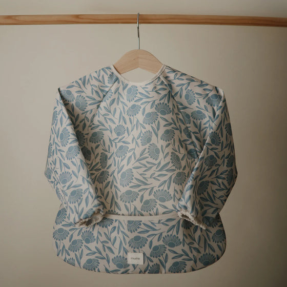 Bavoir à manches longues imperméable Blue Flowers Mushie – Repas bébé sans salissures