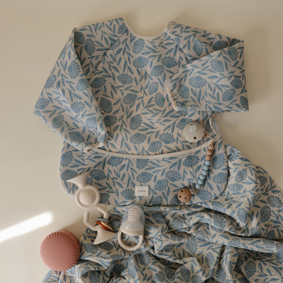 Bavoir à manches longues imperméable Blue Flowers Mushie – Repas bébé sans salissures