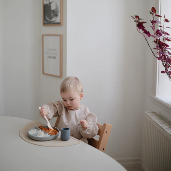 Bavoir à manches longues imperméable Boats Mushie – Repas bébé sans salissures