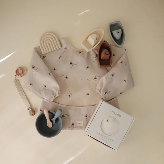 Bavoir à manches longues imperméable Boats Mushie – Repas bébé sans salissures