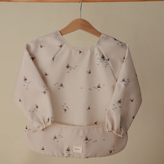 Bavoir à manches longues imperméable Boats Mushie – Repas bébé sans salissures