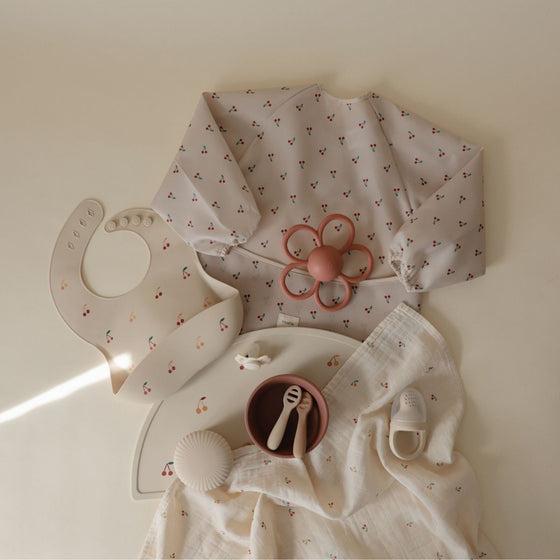 Bavoir à manches longues imperméable Cherries Mushie – Repas bébé sans salissures