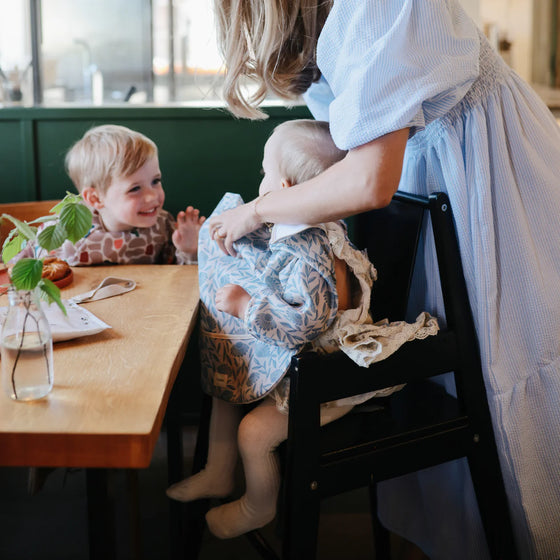 Bavoir à manches longues imperméable Cherries Mushie – Repas bébé sans salissures