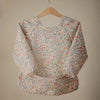 Bavoir manches longues bébé Mushie Pastel Blooms motif fleuri