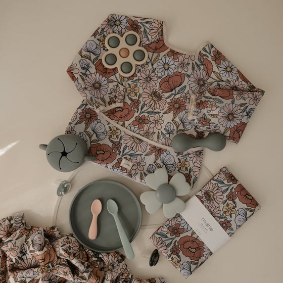 Bavoir à manches longues imperméable Rétro Flowers Mushie – Repas bébé sans salissures