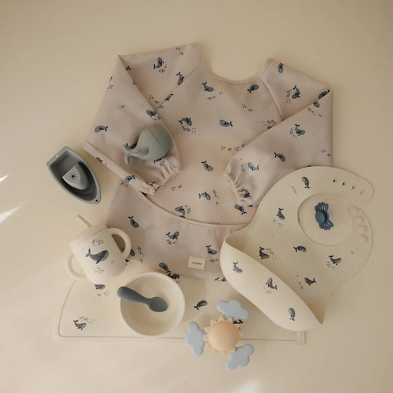 Bavoir à manches longues imperméable Whales Mushie – Repas bébé sans salissures
