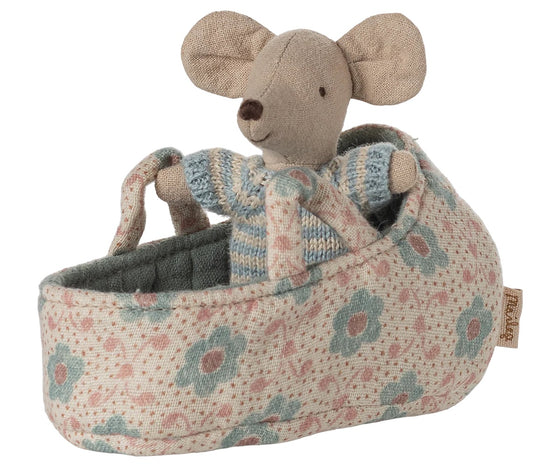 Bébé souris Maileg dans un couffin bleu à fleurs, vêtue d’une combinaison rayée tricotée