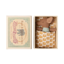  Bébé souris Maileg endormi dans sa boîte d’allumettes bleue avec couverture à motifs