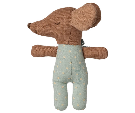 Bébé souris Maileg endormi dans sa boîte d’allumettes bleue avec couverture à motifs