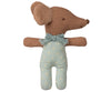 Bébé souris Maileg endormi dans sa boîte d’allumettes bleue avec couverture à motifs