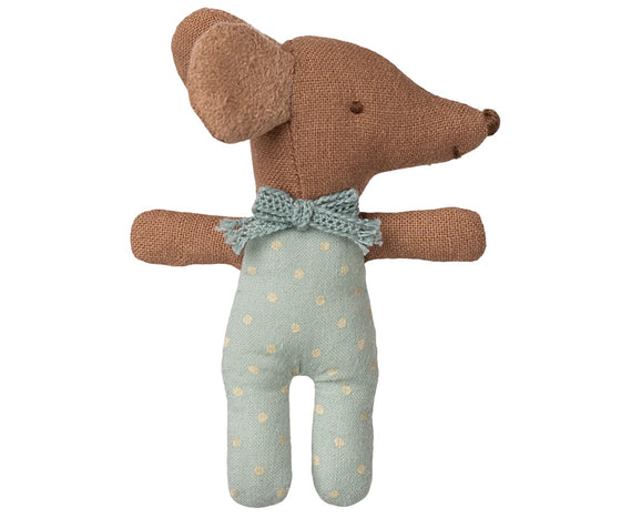 Bébé souris Maileg endormi dans sa boîte d’allumettes bleue avec couverture à motifs