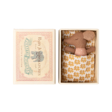  Bébé souris Maileg endormi dans sa boîte d’allumettes rose avec couverture à motifs