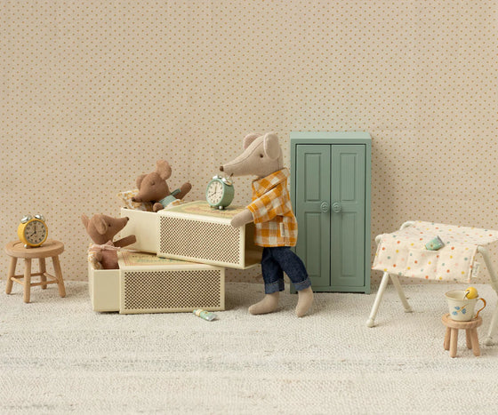 Bébé souris Maileg endormi dans sa boîte d’allumettes rose avec couverture à motifs