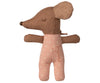 Bébé souris Maileg endormi dans sa boîte d’allumettes rose avec couverture à motifs