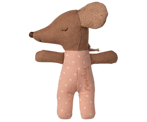 Bébé souris Maileg endormi dans sa boîte d’allumettes rose avec couverture à motifs
