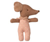 Bébé souris Maileg endormi dans sa boîte d’allumettes rose avec couverture à motifs