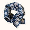 Foulard de la collection Apaches parfait pour ajouter une touche de couleur à vos tenues 