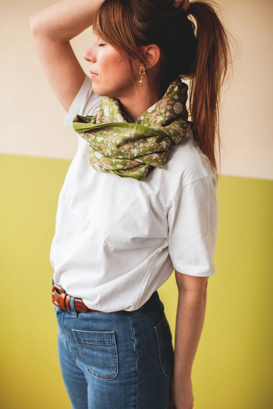 Foulard Latika Soleil Tilleul Apaches Collections – grand carré en coton à imprimé floral vert et rose