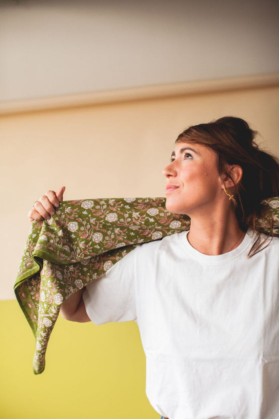 Foulard Latika Soleil Tilleul Apaches Collections – grand carré en coton à imprimé floral vert et rose