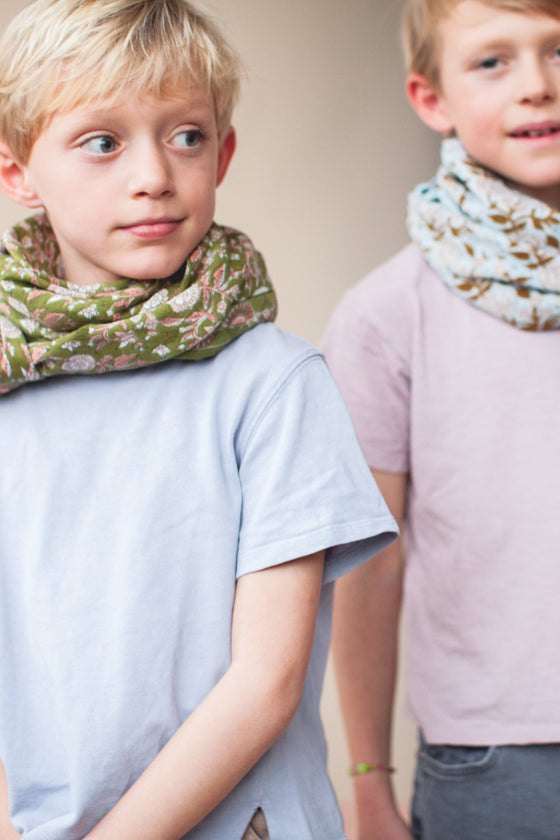 Foulard Latika Soleil Tilleul Apaches Collections – grand carré en coton à imprimé floral vert et rose