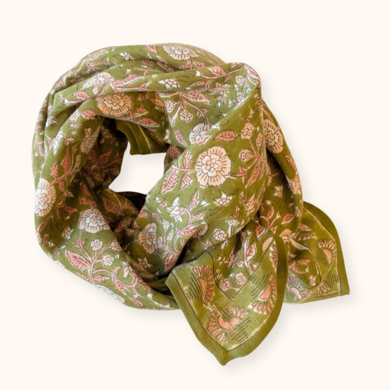 Foulard Latika Soleil Tilleul Apaches Collections – grand carré en coton à imprimé floral vert et rose