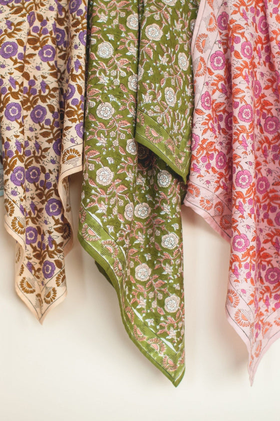Foulard Latika Soleil Tilleul Apaches Collections – grand carré en coton à imprimé floral vert et rose