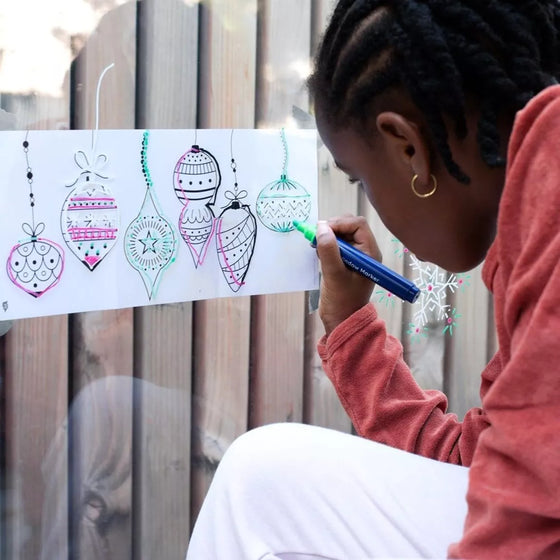 Boîte Super Petit Noël avec 4 feutres effaçables pour vitres et miroirs et 24 dessins à colorier