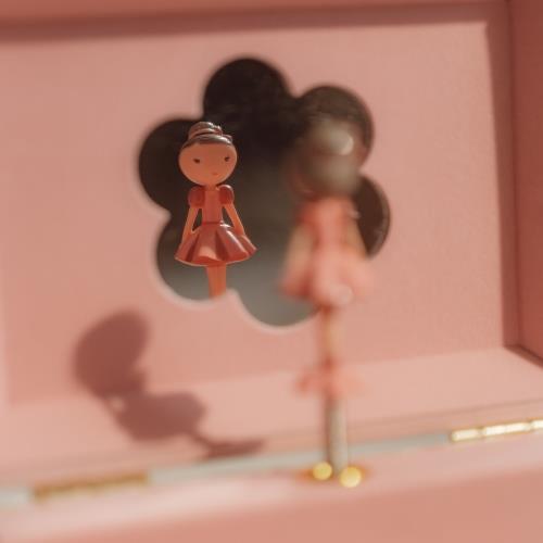 Boîte à bijoux musicale Little Dutch - Coffret en bois décoré de motifs floraux avec intérieur rose. Comprend une figurine de danseuse tournante et un miroir en forme de nuage. Idéal pour ranger bijoux et petits trésors. Cadeau parfait pour enfants.