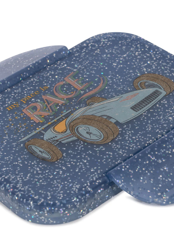 Boîte à lunch enfant bleue à paillettes motif voiture de course Konges Sløjd