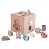 Boîte à formes en silicone Mushie avec 10 formes géométriques colorées pour bébé