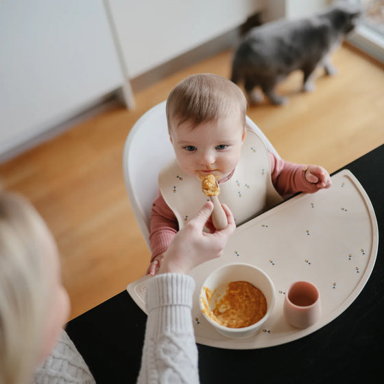 Bol ventouse en silicone Ivory Mushie - repas bébé antidérapant