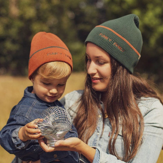 Bonnets adulte et enfant Funky Family camel et vert bouteille de la marque Chamaye.