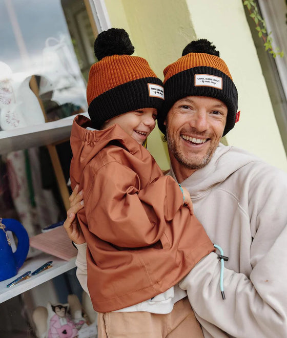 Bonnet enfant Hello Hossy Color Block Blacky marron et noir avec pompon