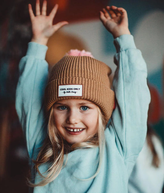 Bonnet enfant Hello Hossy Color Block Macaroon camel avec pompon rose doux