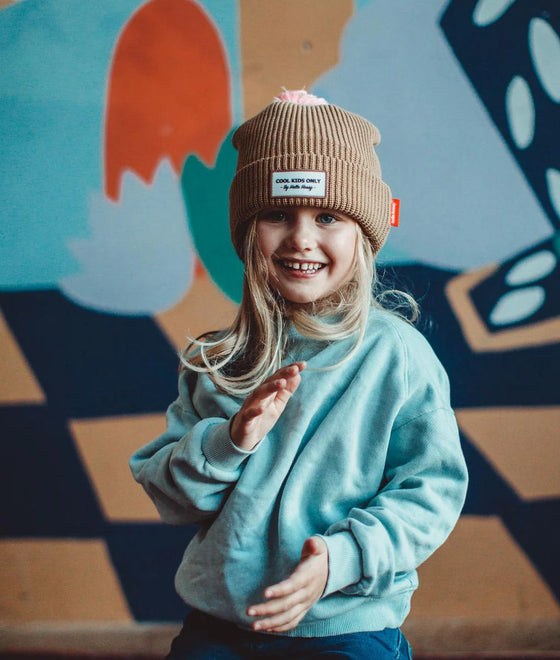 Bonnet enfant Hello Hossy Color Block Macaroon camel avec pompon rose doux