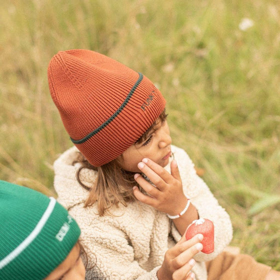 Bonnets adulte et enfant Funky Family camel et vert bouteille de la marque Chamaye.