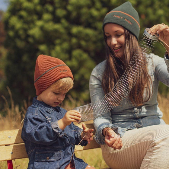 Bonnets adulte et enfant Funky Family camel et vert bouteille de la marque Chamaye.