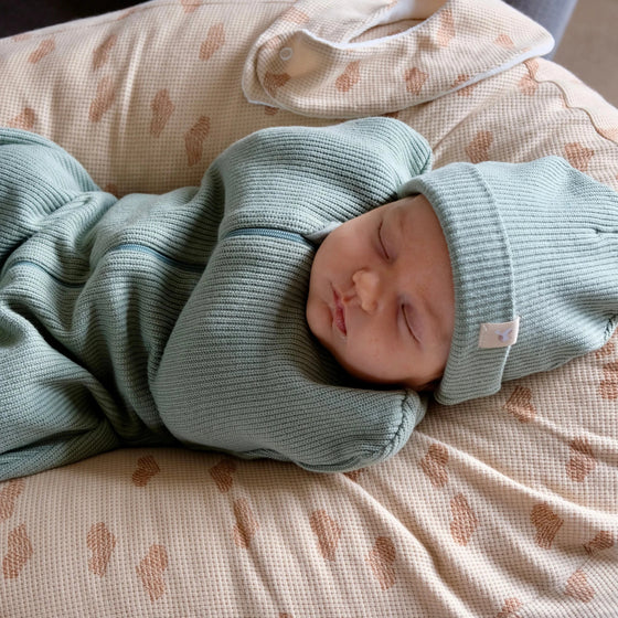 Bonnet de naissance Vert sauge Tante Reine pour nouveau-né