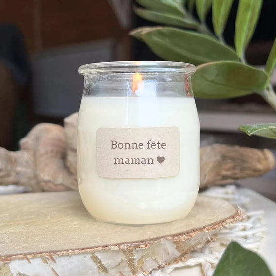 Bougie parfumée artisanale avec étiquette "Bonne fête maman", couvercle tissu écru et ruban bordeaux, idéale pour la fête des mères