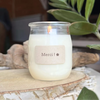 Bougie artisanale avec étiquette "Merci !" et couvercle en tissu crème noué d’un ruban bordeaux – cadeau simple et attentionné